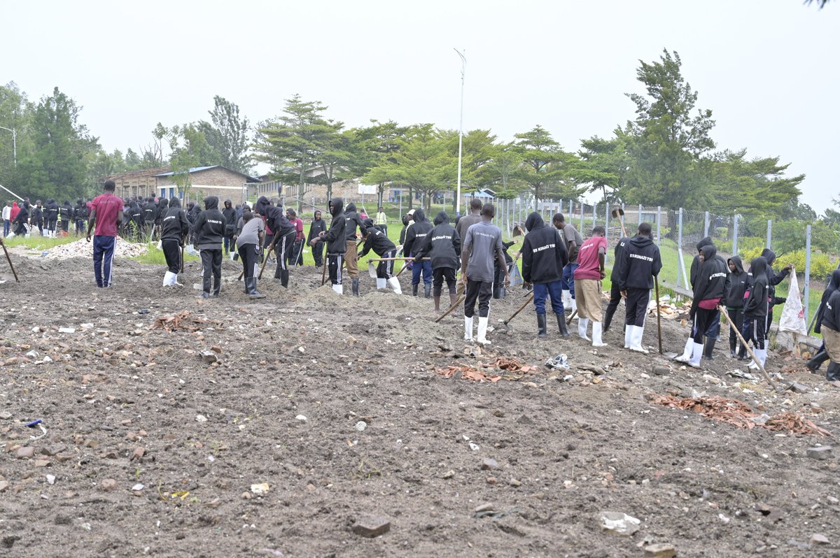 RuhangoDistrict's tweet photo. Uyu munsi habaye umuganda wihariye w'urubyiruko, Abayobozi n'inzego z'umutekano mu Karere bifatanyije gukora isuku ku nzibutso za Jenoside yakorewe  Abatutsi. Ku rwego rw'Akarere igikorwa cyakorewe ku Rwibutso rw'Akarere rwa Kinazi: hatunganyijwe ubusitani, etc. @Louis_muhoz https://t.co/F9MkAeH3uA