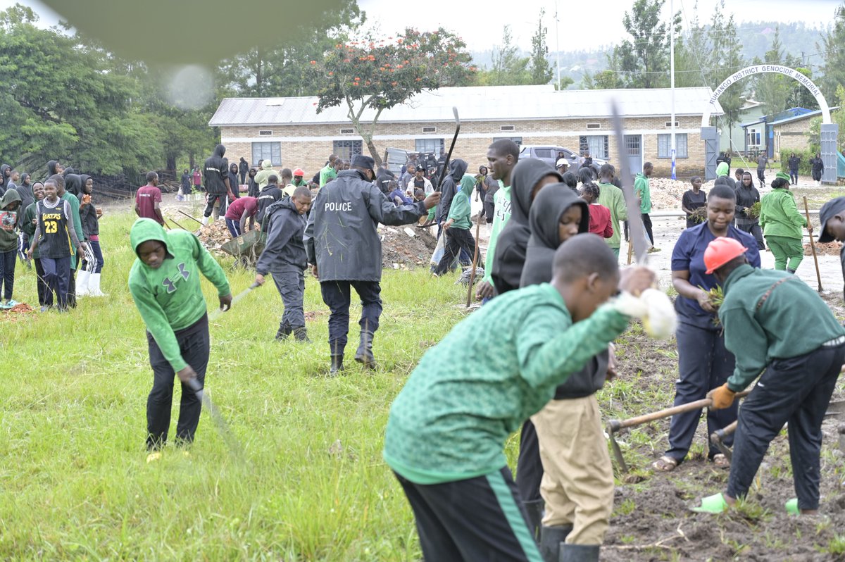 Uyu munsi habaye umuganda wihariye w'urubyiruko, Abayobozi n'inzego z'umutekano mu Karere bifatanyije gukora isuku ku nzibutso za Jenoside yakorewe  Abatutsi. Ku rwego rw'Akarere igikorwa cyakorewe ku Rwibutso rw'Akarere rwa Kinazi: hatunganyijwe ubusitani, etc. <a href="/Louis_muhoz/">Louis</a>