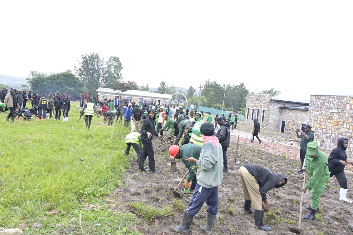 RuhangoDistrict's tweet photo. Uyu munsi habaye umuganda wihariye w'urubyiruko, Abayobozi n'inzego z'umutekano mu Karere bifatanyije gukora isuku ku nzibutso za Jenoside yakorewe  Abatutsi. Ku rwego rw'Akarere igikorwa cyakorewe ku Rwibutso rw'Akarere rwa Kinazi: hatunganyijwe ubusitani, etc. @Louis_muhoz https://t.co/F9MkAeH3uA