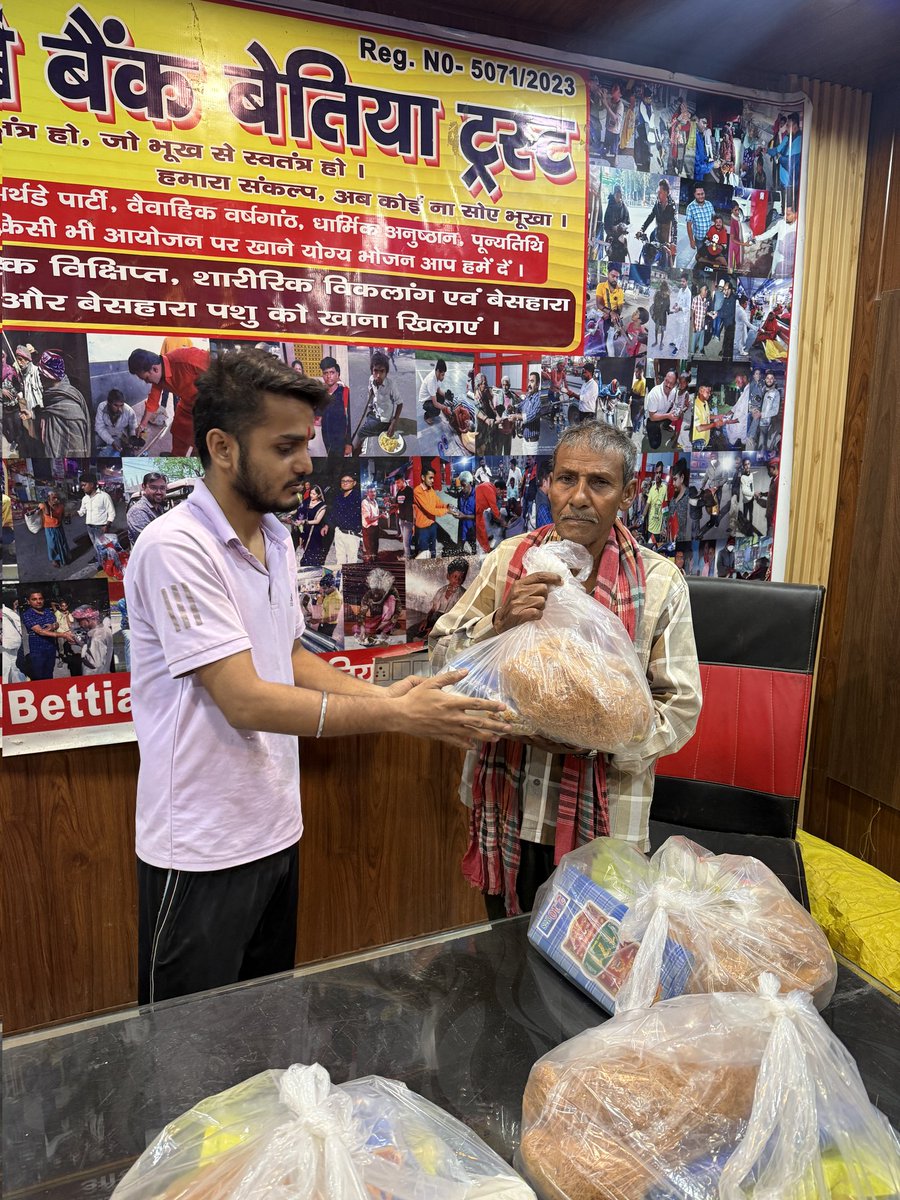 Rotibankbettiah's tweet photo. रोटी बैंक बेतिया में, हमारा मानना है कि हर किसी को त्योहार खुशी और गरिमा के साथ मनाने का हक है। 🎉❤️
आइए, देने की भावना को ज़िंदा रखें और अपने समुदाय में हर किसी के लिए हर त्योहार को खुशियों का मौका बनाएँ! https://t.co/cUXj1GMSE8
