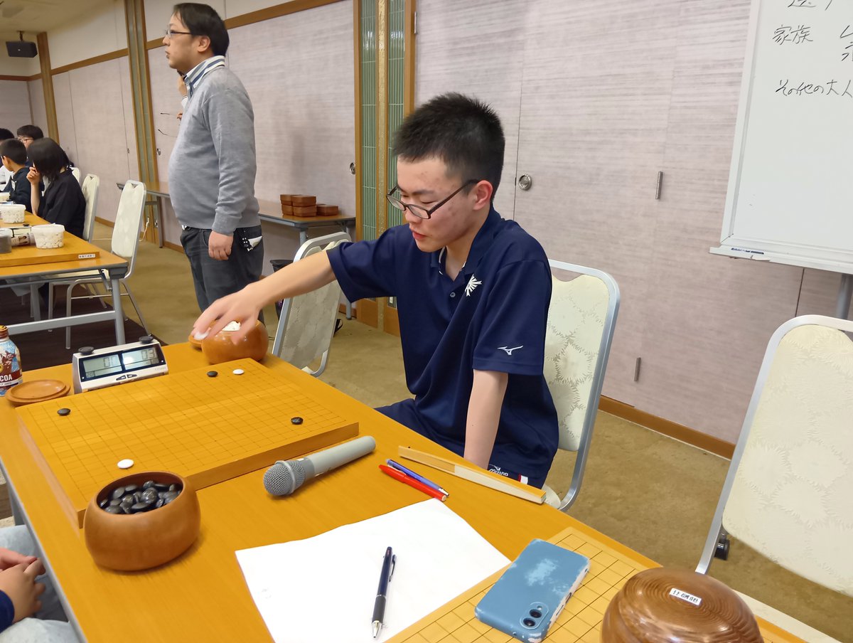 ボンド杯第29回全日本こども囲碁大会全国大会、初日夕食後は恒例の団体戦です。8チーム40名以上参加。仕切りは幹事の島田くん（青森）。