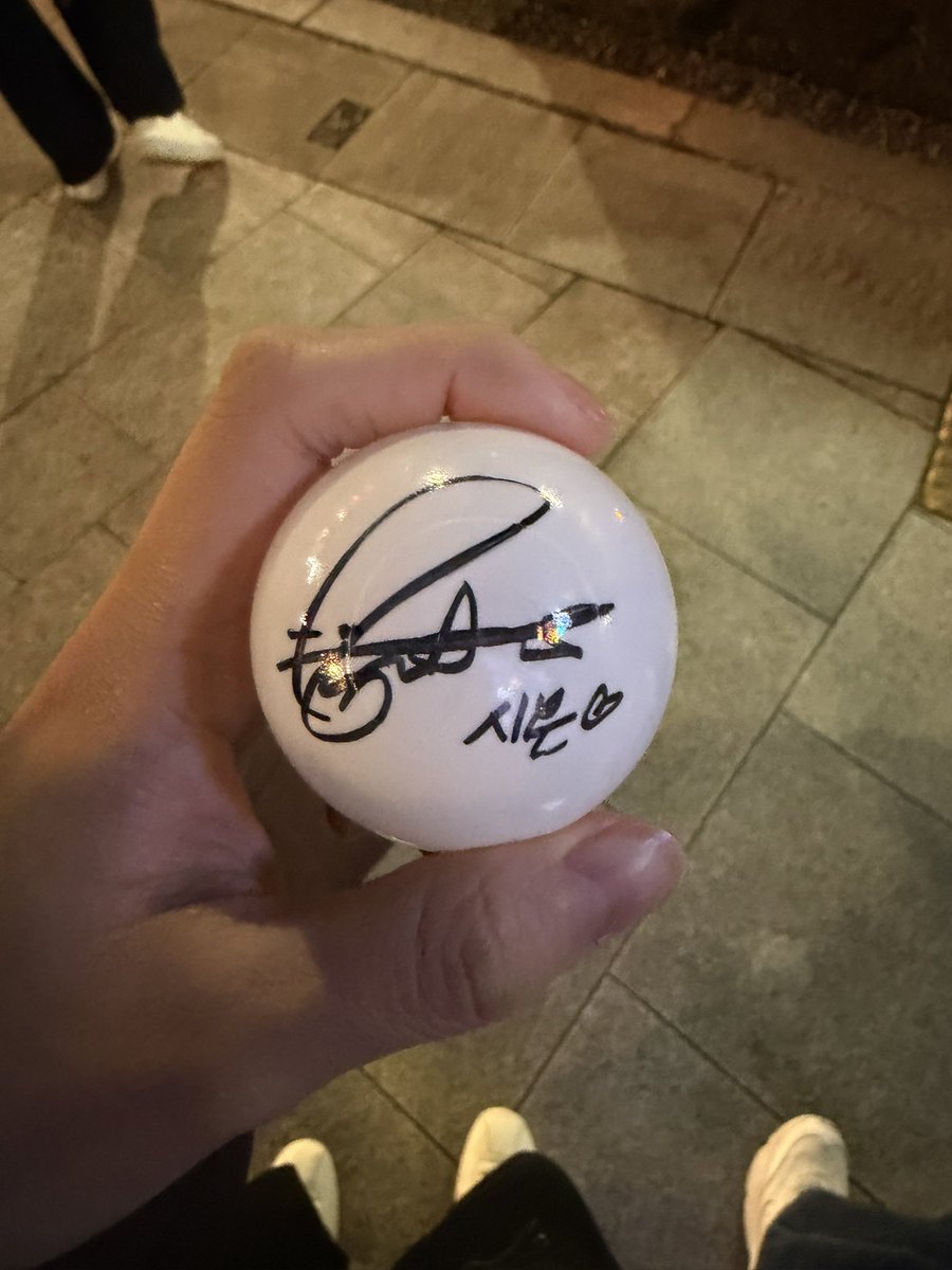 _967681's tweet photo. 원어스 싸인볼 교환 구합니다!

저: 시온
🌙:건희 https://t.co/bTA7SwV64N