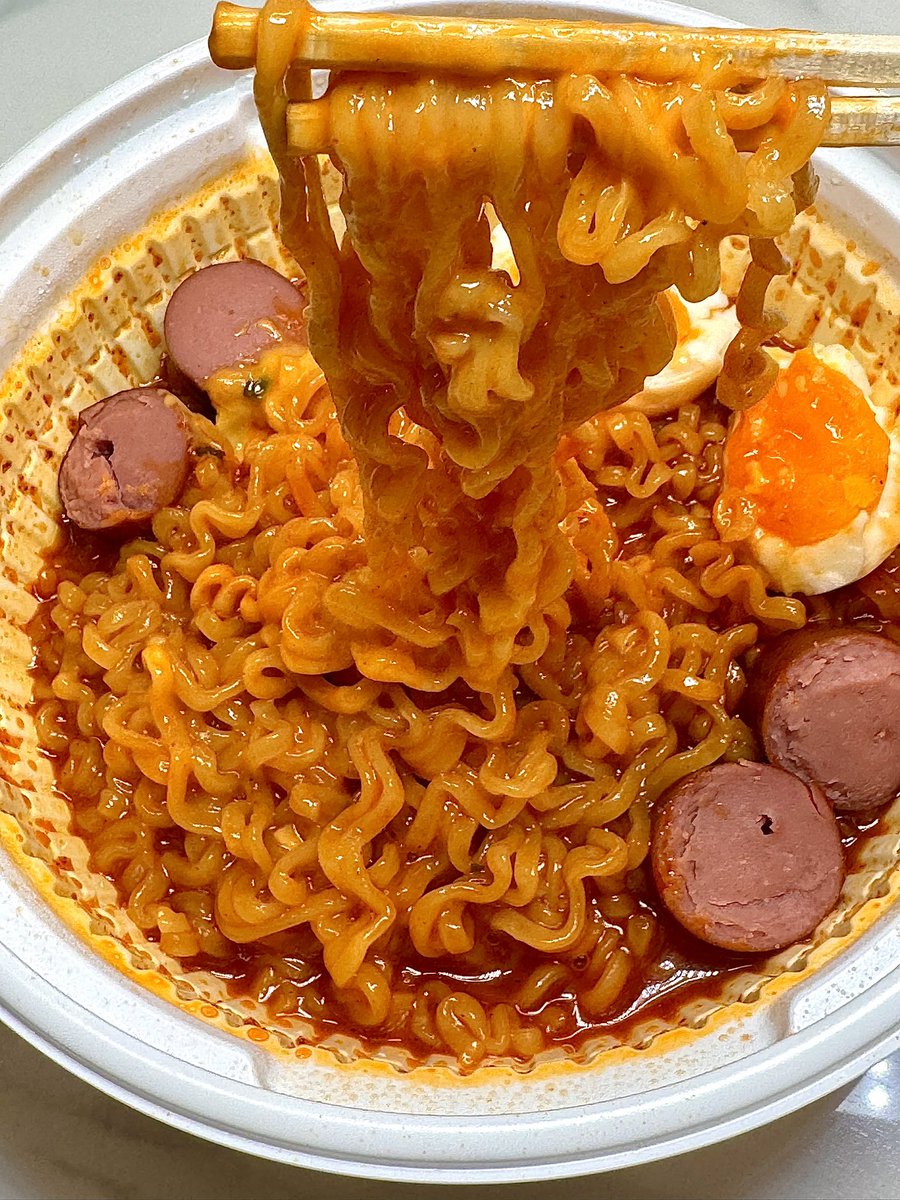 aallonez's tweet photo. 왕뚜껑 국물라볶이 치즈소세지계란넣으니까 꾸덕해서 맛있고 조합이 조음 https://t.co/E0MBYToXwL