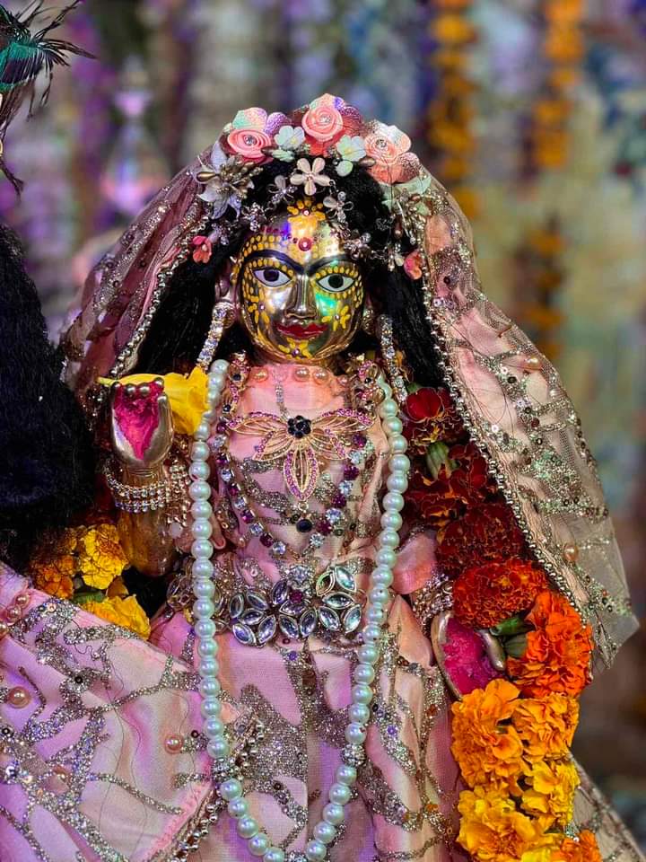Every day, I give lip service that I love You. Trying desperately convince myself until one day its became true and attain this most precious hidden treasure.
and finally see this beautiful golden light that emanated by Your divine lotus feet✨