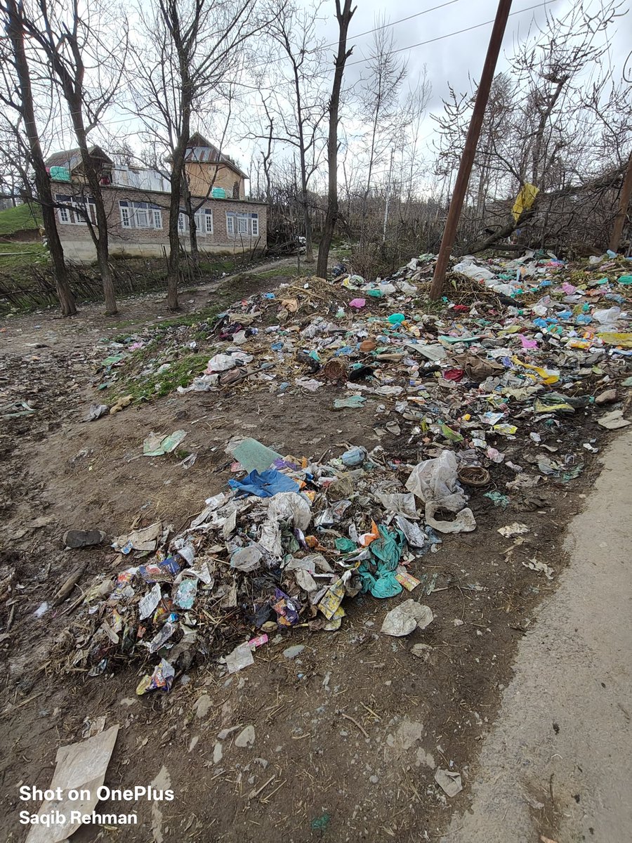 saqib_rehmman's tweet photo. Hospital Road, Sedow Shopian—garbage dumped near mosque causing foul smell. Children pass daily for school. Request Shopian administration to clean area &amp; install dustbins to reduce pollution and minimise the disease spread.
@dmshopian @ShopianPolice @shopiankmr @AsianNewsHub https://t.co/HxsYRgEzgT