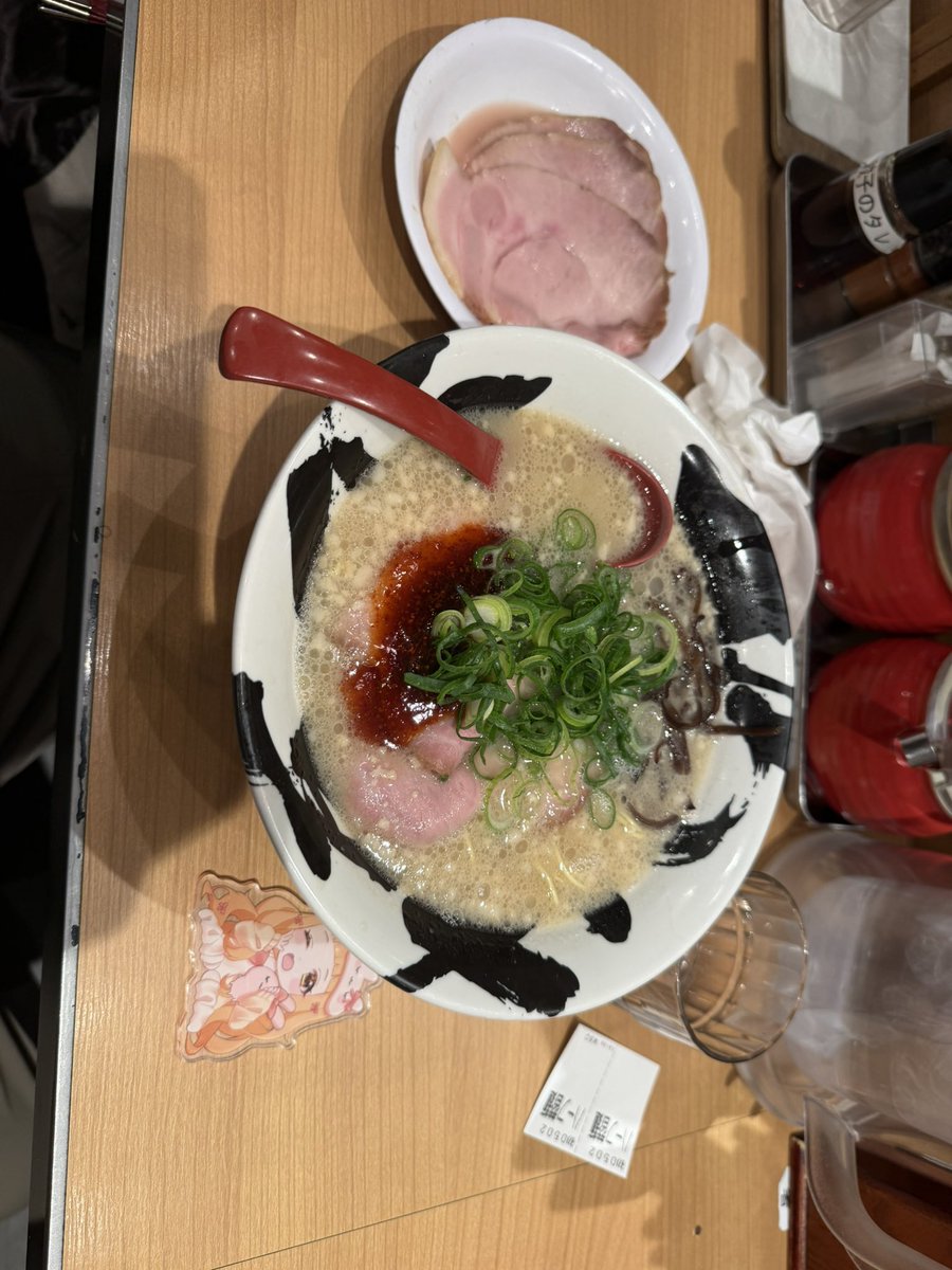神戸でまたーり中😌

夕飯は、神戸豚骨ラーメン 賀正軒で王道豚骨の白賀正ラーメンだよ、仁奈😋🍜