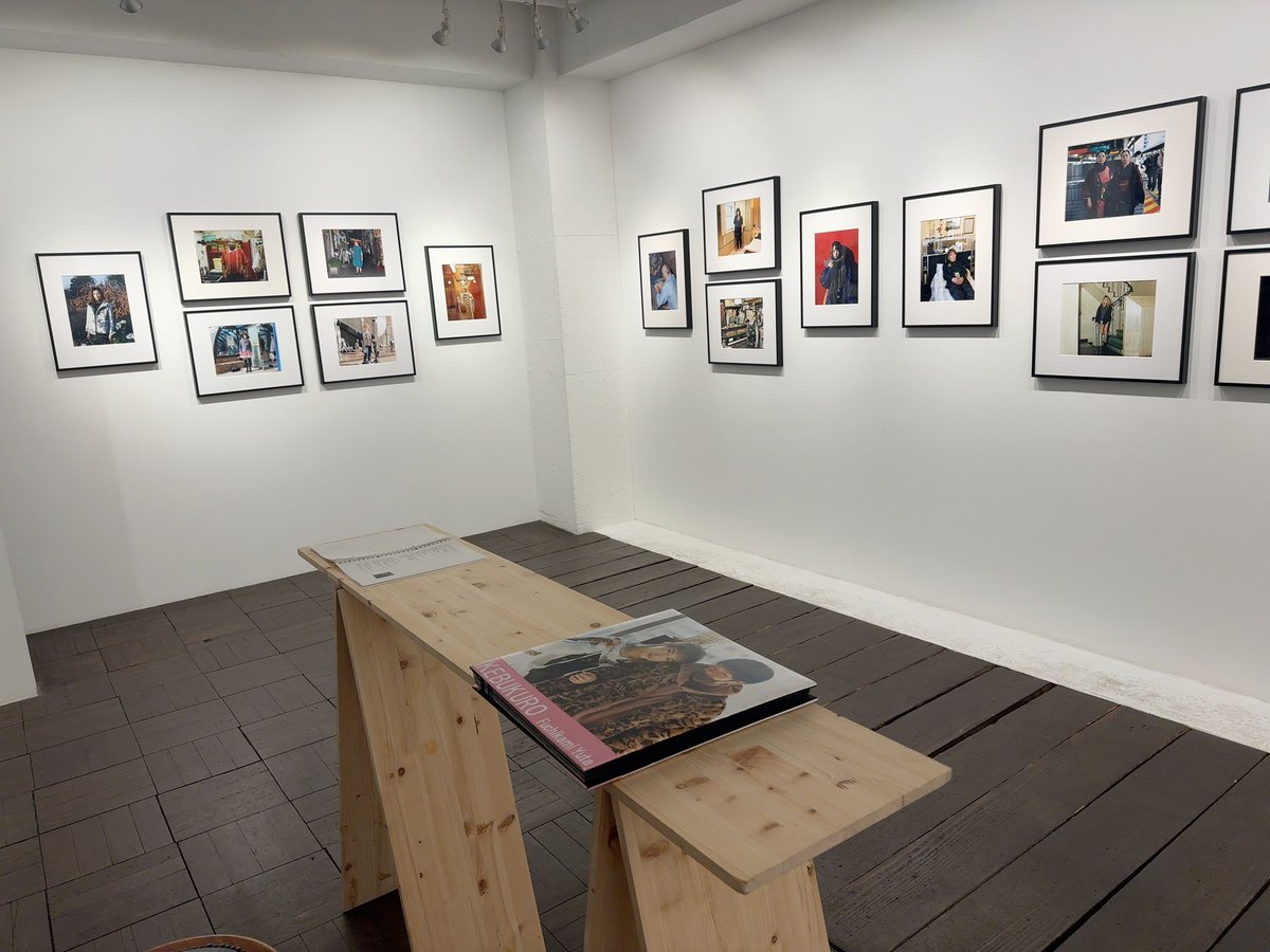 motoyuk's tweet photo. トーテムポールギャラリーの淵上裕太さんの個展に伺う。
なぜか僕のスレッドやxをみなさんが見てくれたと感謝されてしまった。
彼の写真は異端だけど、反対にやさしいよ。
町に落ちてるダイヤモンドを拾い集めたような作品。
古くて新しくてキラキラしてる。
写真集も購入。
もちろん彼の才能を少しでも近くに感じたいからだ。
本当に美しいものは、社会的な弱者を見つめる心って事だよ。
最後に友だちになってもらった。
みんなも行って友だちになっちゃえば良いと思うよ。笑