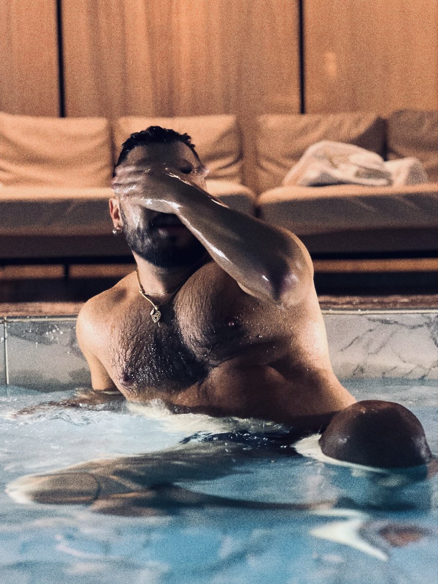 deesign87's tweet photo. 💦💦 https://t.co/vBye9GOIs9