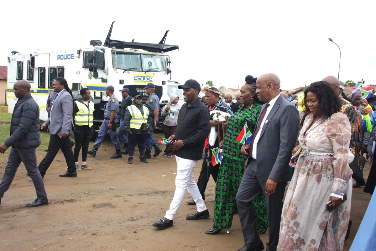 SAPoliceService's tweet image. #sapsKZN #PoliceVisibility has been increased in Kokstad in the Harry Gwala District today, to create a safe and secure environment for the hosting of the KwaZulu-Natal Provincial #HumanRightsDay. The Premier of KwaZulu-Natal Mr Thami Ntuli delivered the keynote address at an