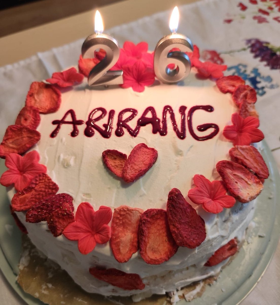 ur41winks's tweet photo. ready for my bday party with my seven ❤️

#BTSLIVEonNetflix    #BTS_ARIRANG https://t.co/kJx20rTRvZ