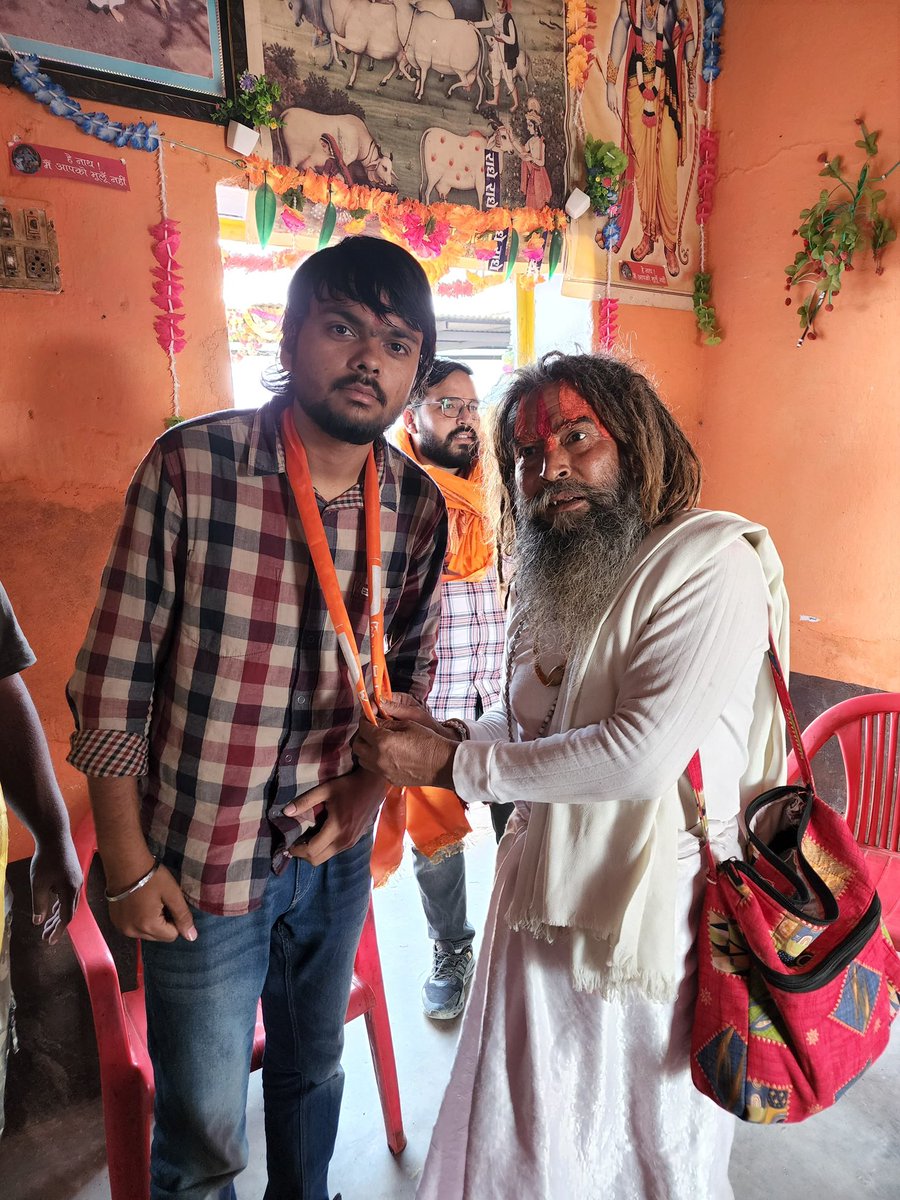 Rambhaktgopal's tweet photo. कल रात गौ तस्करों से वीरतापूर्वक संघर्ष करते हुए
पूज्य फरसे वाले बाबा ने अपना सर्वोच्च बलिदान दे दिया❤️🙏🏼

यह बलिदान व्यर्थ नहीं जाएगा,
हर हिन्दू के हृदय में यह अग्नि बनकर जलेगा।

बाबा, आपका यह त्याग और साहस सदैव याद रखा जाएगा।

गौ माता की जय 🚩 https://t.co/Kg4gleClsV