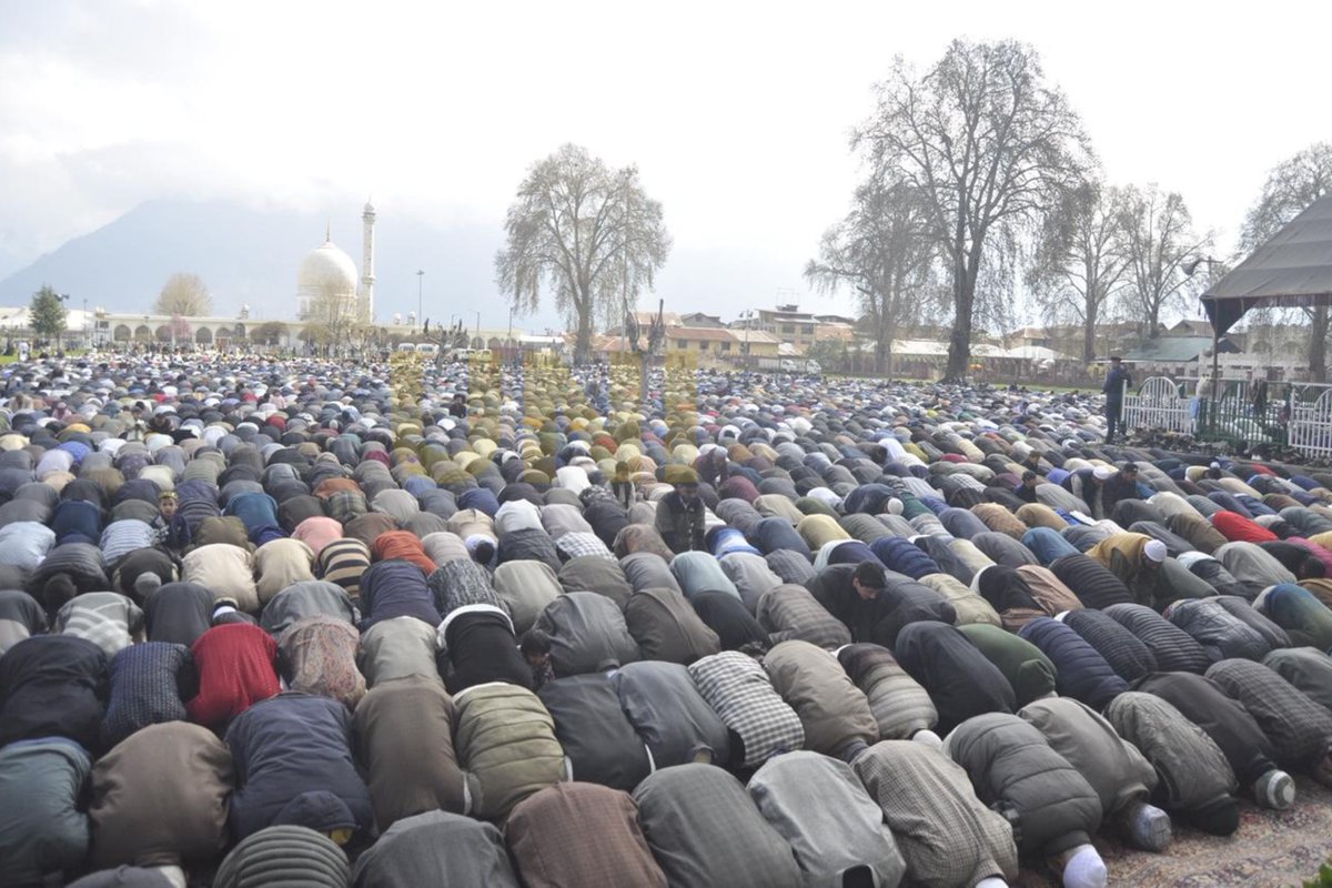 UNI_Photos's tweet photo. In Photos | Thousands of worshippers offered Eid prayers at the Hazratbal Shrine in Srinagar.

📸: Shah Junaid / UNI 

#HazratbalShrine | #Srinagar | #EidUlFitr | #UNI https://t.co/KGZthV0JyO