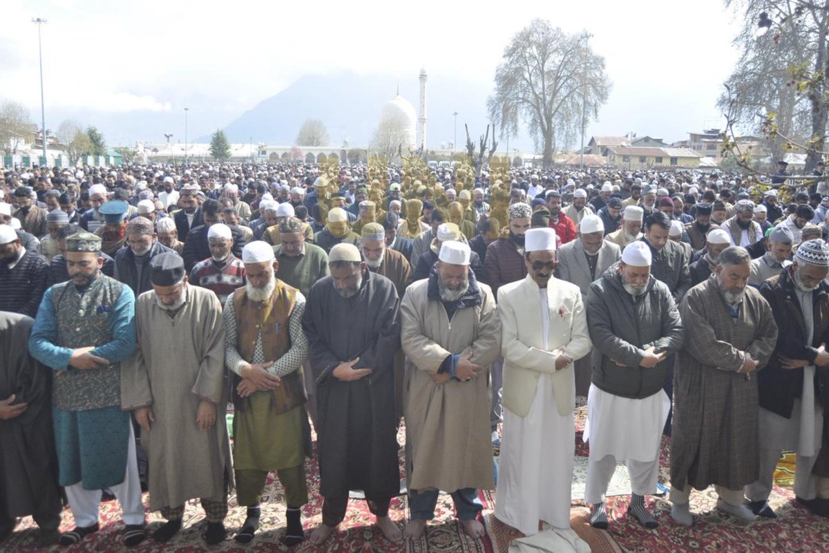 UNI_Photos's tweet photo. In Photos | Thousands of worshippers offered Eid prayers at the Hazratbal Shrine in Srinagar.

📸: Shah Junaid / UNI 

#HazratbalShrine | #Srinagar | #EidUlFitr | #UNI https://t.co/KGZthV0JyO