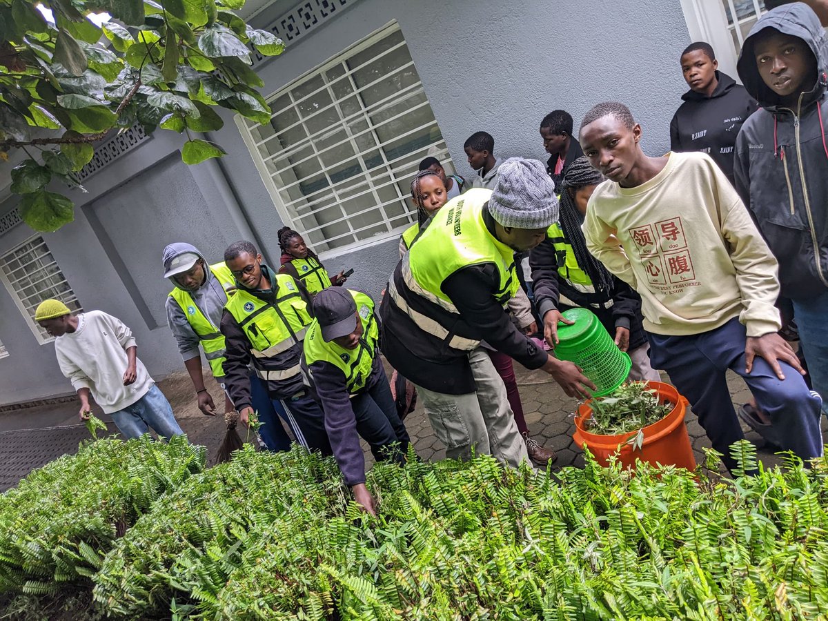RYVCPNorthern's tweet photo. @RwandaYouthVol1 Muri @RwandaNorth bifatanyije n'inama y'Igihugu y'Urubyiruko, urugaga rw'Urubyiruko, ubuyobozi bw'uturere Inzego z'umutekano zirimo RDF na @Rwandapolice , abagize Ibuka mu gikorwa cy'umuganda wo gusukura inzibutso hitegurwa kwibuka Ku nshuro ya 32. https://t.co/FTt6YFdUKq