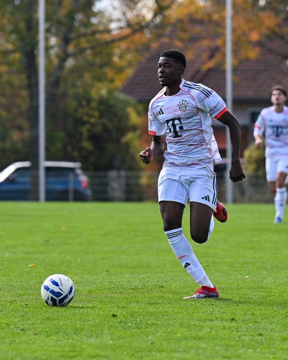 fcbayerncampus's tweet photo. 45' Halbzeit in Hannover! ⏸️

In einer turbulenten ersten Hälfte kämpft sich die FCB-U19 nach dem 0:2-Rückstand durch das Tor von #CodjoEvora zurück ins Spiel. 

Noch bleibt genug Zeit. Weiter kämpfen, Jungs!😤

#FCBU19 #FCBayern | 2:1 ⚪️ https://t.co/l0ctXMEh4P