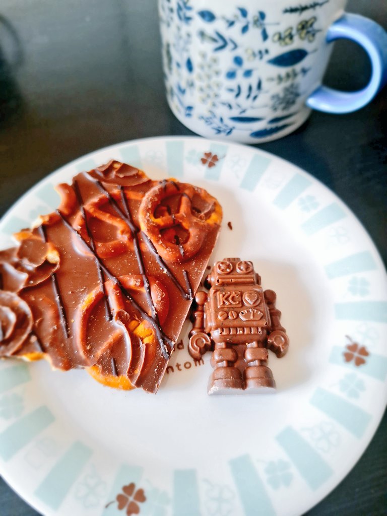 chariedrown's tweet photo. ロボチョコ🤖めっちゃかわいい♥️
プレッツェルのサクサク感とチョコの組み合わせが最高✨
#幸福のチョコレート https://t.co/fg3eZfb8Db