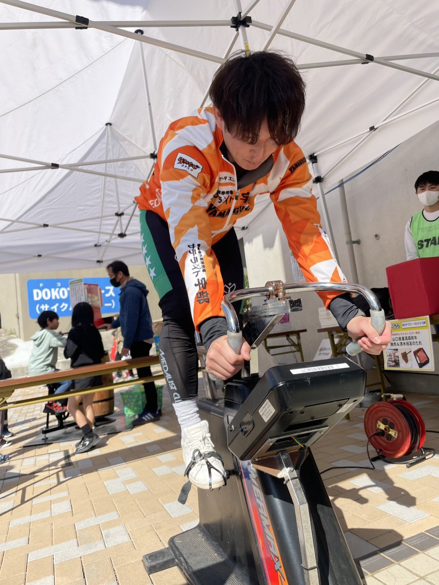 YKeirin's tweet photo. ウィナーズカップ3日目!
今日も地元ブースに地元応援盛り上がりました!
商品がかなり少なくなってきています!
サイン入りは開門後すぐに無くなってしまいますので、お早めにお願いします!
明日は渡口まりあ、松本ちひろ、安本昇平、山崎航、井山和裕、田口守が地元ブース、応援に参加します! https://t.co/nU8PPnBxGf