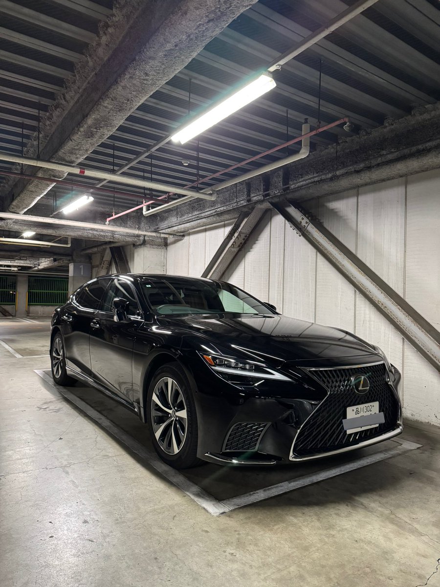 enthusiauto's tweet photo. LS500hを1週間1200km家族旅行で乗ったレビュー

総合的には残念。買いたい車だったけど「これならSクラスかな」という感想

良い点:
・359psと実質10速の駆動性能は申し分なし。超高速域でも懐が深い
・ボディの左右ロール制御。この車重とデカさでこのフラットさはすごい
・イカつくてかっこいい https://t.co/zd86whxfYV