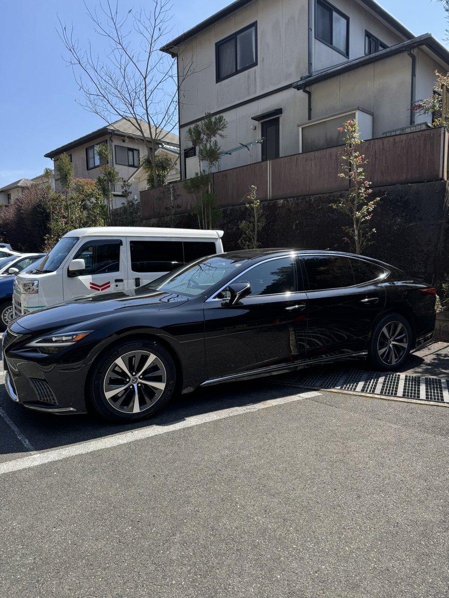 enthusiauto's tweet photo. LS500hを1週間1200km家族旅行で乗ったレビュー

総合的には残念。買いたい車だったけど「これならSクラスかな」という感想

良い点:
・359psと実質10速の駆動性能は申し分なし。超高速域でも懐が深い
・ボディの左右ロール制御。この車重とデカさでこのフラットさはすごい
・イカつくてかっこいい https://t.co/zd86whxfYV