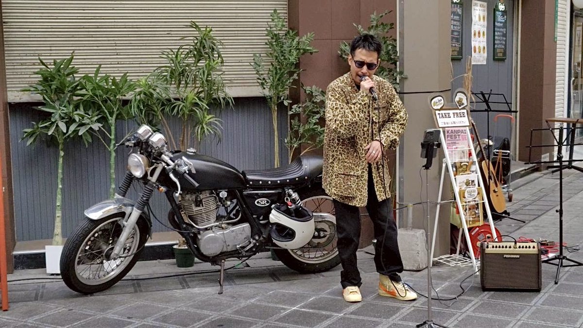 Toshi70523439's tweet photo. コブクロの聖地"堺東商店街"にあるアオニサイさんの前でストリートライブをやらせて頂きました！

立ち止まって下さった方、わざわざ来て下さった方、ありがとうございました！

そして、僕にこのような機会を下さって本当にありがとうございました！

#コブクロ #黒田俊介 #堺東商店街 https://t.co/txFhuPCdxZ