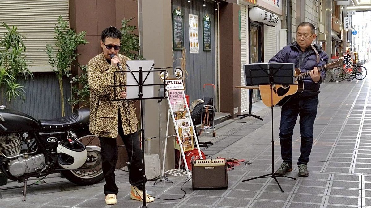 Toshi70523439's tweet photo. コブクロの聖地"堺東商店街"にあるアオニサイさんの前でストリートライブをやらせて頂きました！

立ち止まって下さった方、わざわざ来て下さった方、ありがとうございました！

そして、僕にこのような機会を下さって本当にありがとうございました！

#コブクロ #黒田俊介 #堺東商店街 https://t.co/txFhuPCdxZ