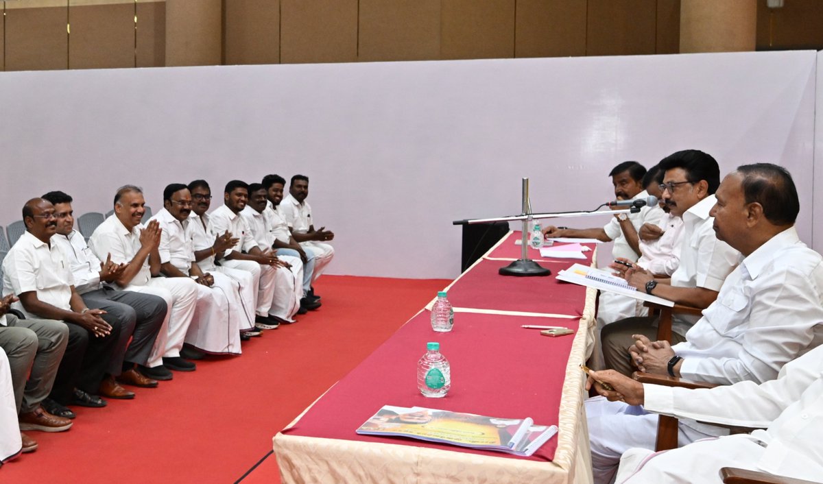 babu2577's tweet photo. திராவிட முன்னேற்றக் கழகத்தின் சார்பில் போட்டியிட விருப்பம��ு அளித்தவர்களுக்கான நேர்காணலில்,
சேலம் தெற்கு தொகுதியில் நமது கழக வெற்றி குறித்து தலைவரிடம் கலந்துரையாடிய போது... 1996 இல் திராவிட முன்னேற்ற கழகம் சேலத்தில் வெற்றி பெற்றது. அதன் பிறகு நடந்த சட்டமன்ற தேர்தலில் வெற்றி நமக்குக் கிட்டவில்லை, அதே சமயம் 2019 மற்ற���ம் 2024 நடைபெற்ற நாடாளுமன்றத் தேர்தலில் நாம் வெற்றி பெற்றோம். 
2026 இல் எதிர்வரும் சட்டமன்றத் தேர்தலில் நிச்சயம் திராவிட முன்னேற்றக் கழகம் வெல்லும் என நான் கூறினேன். 

எனது கருத்துக்களை மிகுந்த பொறுமையுடன்  கேட்ட மாண்புமிகு கழகத் தலைவர் @mkstalin எப்படி அவ்வளவு உறுதியாக சொல்கிறாய்?  என கேட்டார் . 
தொடர்ந்து திராவிட முன்னேற்றக் கழகத்தினுடைய செல்வாக்கு சேலத்தில் வளர்ந்து வருகின்றது. 
நமத��� திட்டங்களின் வெற்றி என்று சொல்லும் அளவிற்கு மகளிர் உதவித் தொகை, விடியல் பயணத்திட்டம் இல்லம் தேடி கல்வி, இல்லம் தேடி மருத்துவம்  இப்படி ஒவ்வொரு திட்டங்களிலும் அந்த தொகுதி மக்கள் பயன் பெற்றிருக்கிறார்கள்.
திராவிட மாடல் அரசின் வளர்ச்சி திட்டங்களும் செயல்பாடுகளும் சேலம்  மக்களின் நன்மதிப்பை பெற்றுள்ளது குறிப்பிடத்தக்கது மற்றும் பல புள்ளி விவரங்களை கூறியது, அத்தனையும் பொறும���யாக கேட்ட நம் மாண்புமிகு தலைவர் அதற்கான பதிலையும் கூறினார். 

சமநீதி, சமூகநீதி கடைபிடிக்கின்ற ��ம் தலைவர், பாகுபாடின்றி அனைவரின் தேவைகளையும் புரிந்துகொள்பவர்.  

கழகம் காக்கும் கருத்துக்கள் யாரிடமிருந்து வந்தாலும் அவர் அடிப்படைத் தொண்டராகவே இருந்தாலும்...... அனைவரையும் சமமென பாவிக்கும் குணம் தலைவருடையது. 

ஒவ்வொரு தொண்டனுக்கும் மதிப்பளிக்கும் நம் தலைவரின் ஆட்சி தொடர அயராது உழைப்போம்.
நொடிகள், நிமிடங்களாய் மாறிப்போன இந்த கலந்துரையாடல் என் மிகச்சிறந்த தருணங்களில் ஒன்ற��கிப் போனது.

திமுக வெல்லும்! 
திமுக கூட்டணி மட்டுமே வெல்லும்!!
@Udhaystalin @DuraimuruganDmk @KN_NEHRU @RSBharathiDMK @SalemRRajendran @Anbil_Mahesh @Dayanidhi_Maran @arivalayam @dmk_youthwing @dmksdwing