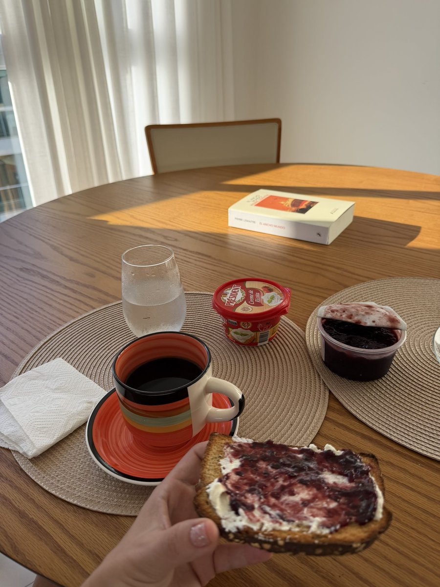 Ana de Breuil tweet media