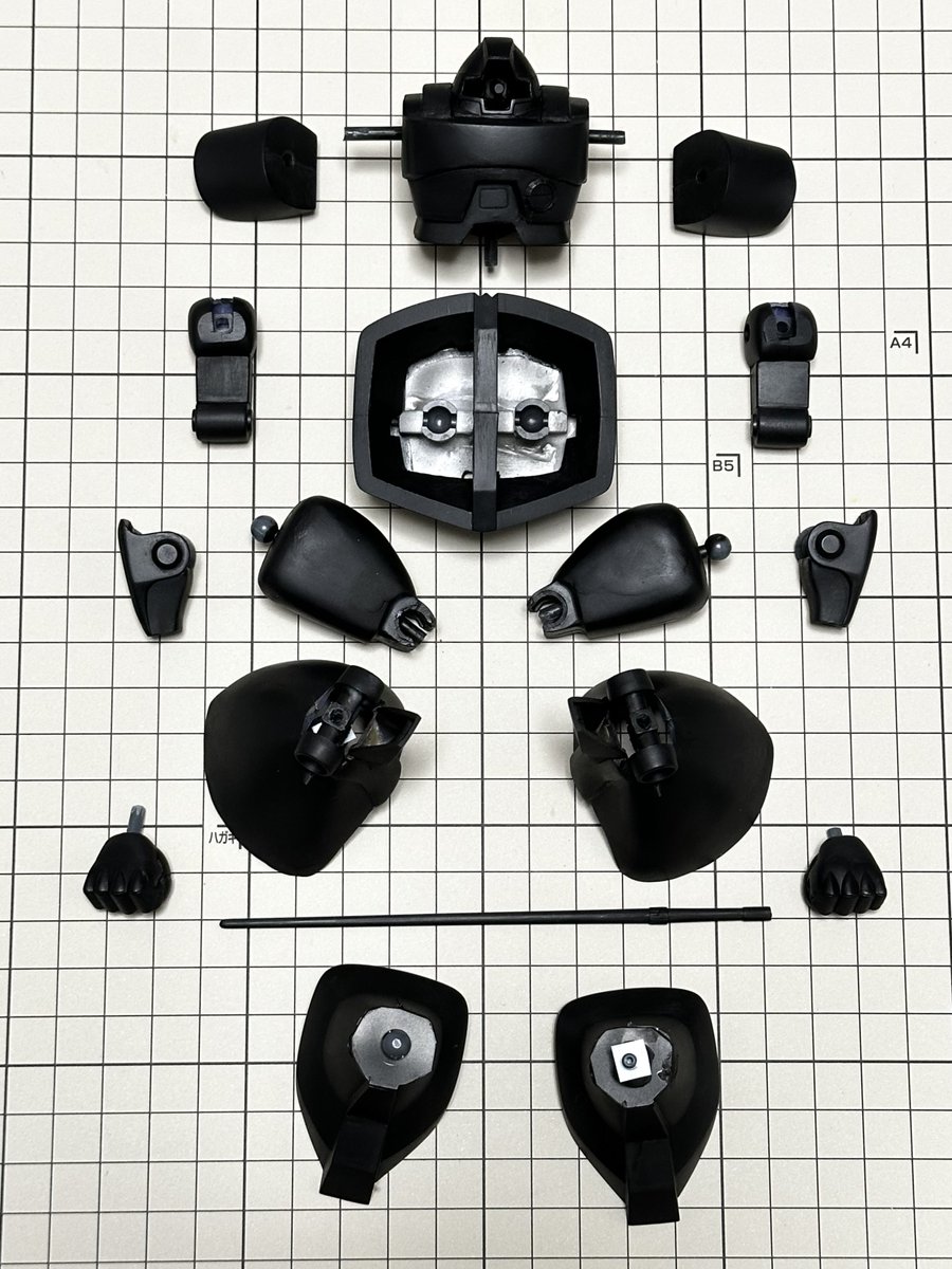 製作過程

パテを盛って、胸や太ももを幅増ししスネのパーツを新造。
手も握り手に形状変更しました。

ウェストは切り離して少し細くして、肘関節位置を変更。関節をポリキャップに置き換えてハの字立ちができるようにしています。

苦手分野ですが色々挑戦してみました✨