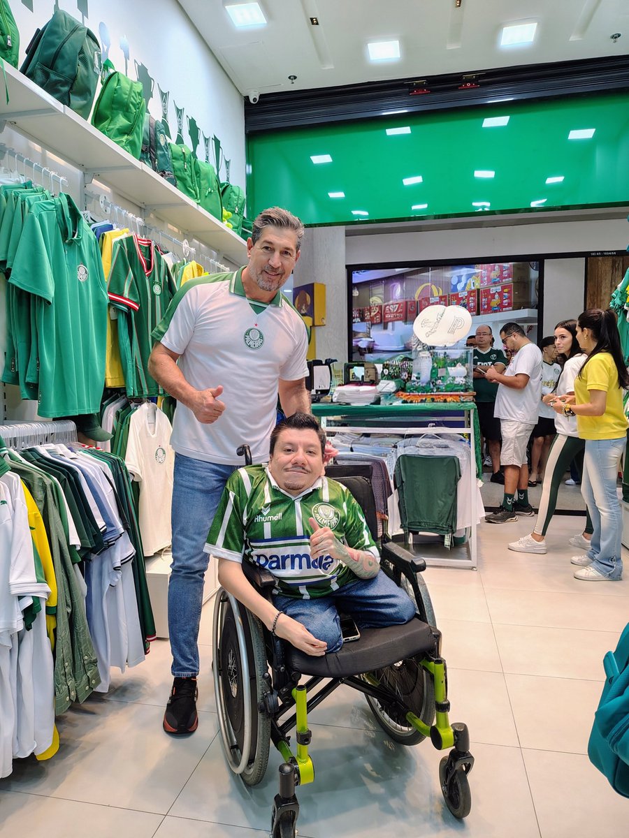 cleberte's tweet photo. Que honra poder conhecer o Sérgio, ex-goleiro do @palmeiras 👊🏻♿💚

​Obrigado por tantas alegrias, Sérgio! Você é eterno na memória de todo palmeirense. 👊🏻♿🐷💚

​#Palmeiras #Ídolo #AvantiPalestra #HistóriaAlviverde MaiorCampeãoDoBrasil https://t.co/OKDmtUTqbv