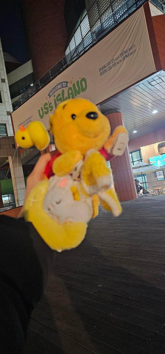 song190109's tweet photo. 들어가기 전에 인증샷 찍는 거 까먹었다가 끝나고 나와서 부랴부랴 찍음💛💛💛
오늘 너무 행복하고 즐거운 생일이었슴니다아💛💛💛
#OOTOMOOND_BDAY #어스스아일랜드 #USs_ISLAND https://t.co/jchLhpE276