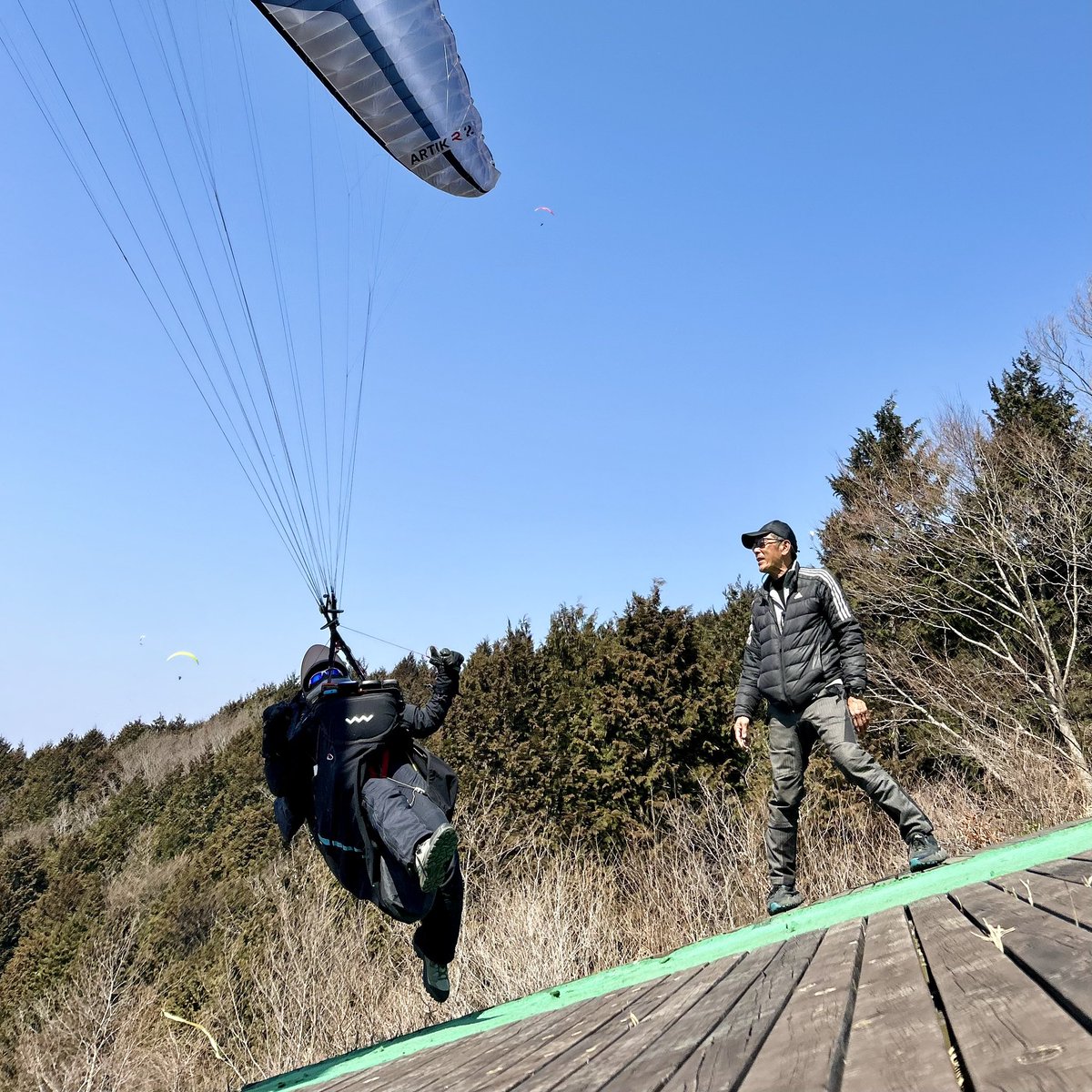 saimaki's tweet photo. 今日の足尾はパラの大会です。
風はなかなかに強く、荒々しいため、皆様テイクオフするのにやや苦戦気味。
私はパラ選手の後に1本。出で少しすると「強風域がすぐそこまで来ている」と無線。
ランディングはきちんと荒れていました。あぁ、無情。皆様、ありがとう。

柴「お、、っわ！」 https://t.co/PT18ZtLj24