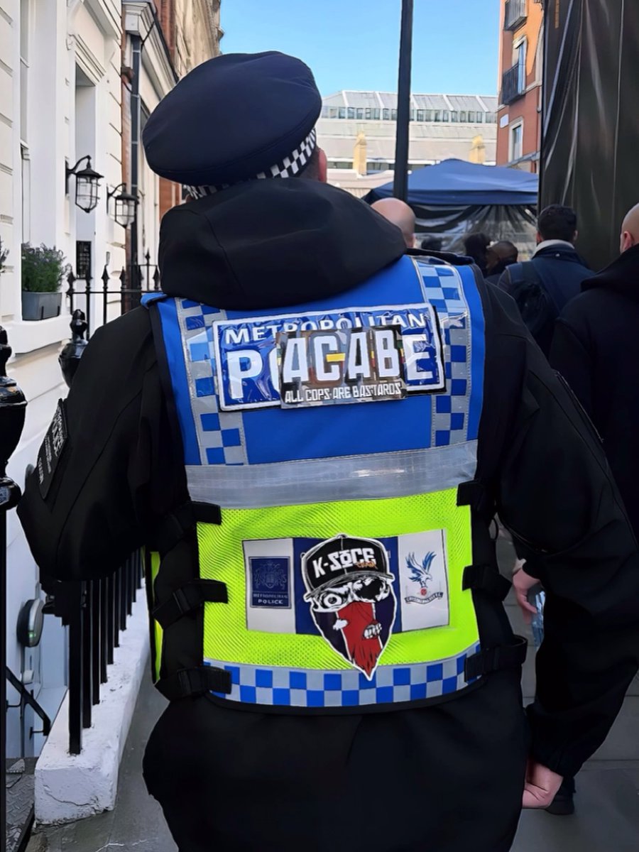ultras_antifaa's tweet photo. PSG ultras stick an “ACAB” sticker on the police. https://t.co/lA1fmUyS6A
