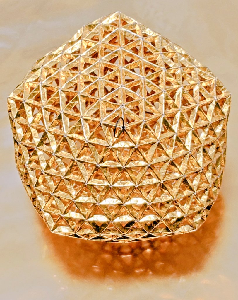 久しぶりにユニット折り紙やぐら作りました！
1.875cmを1080枚使ってます！
3ヶ月ぐらいかかりました！
バナナスタンドに吊るそうとしましたが、大きすぎて吊れませんでした！
#折り紙 #ユニット折り紙