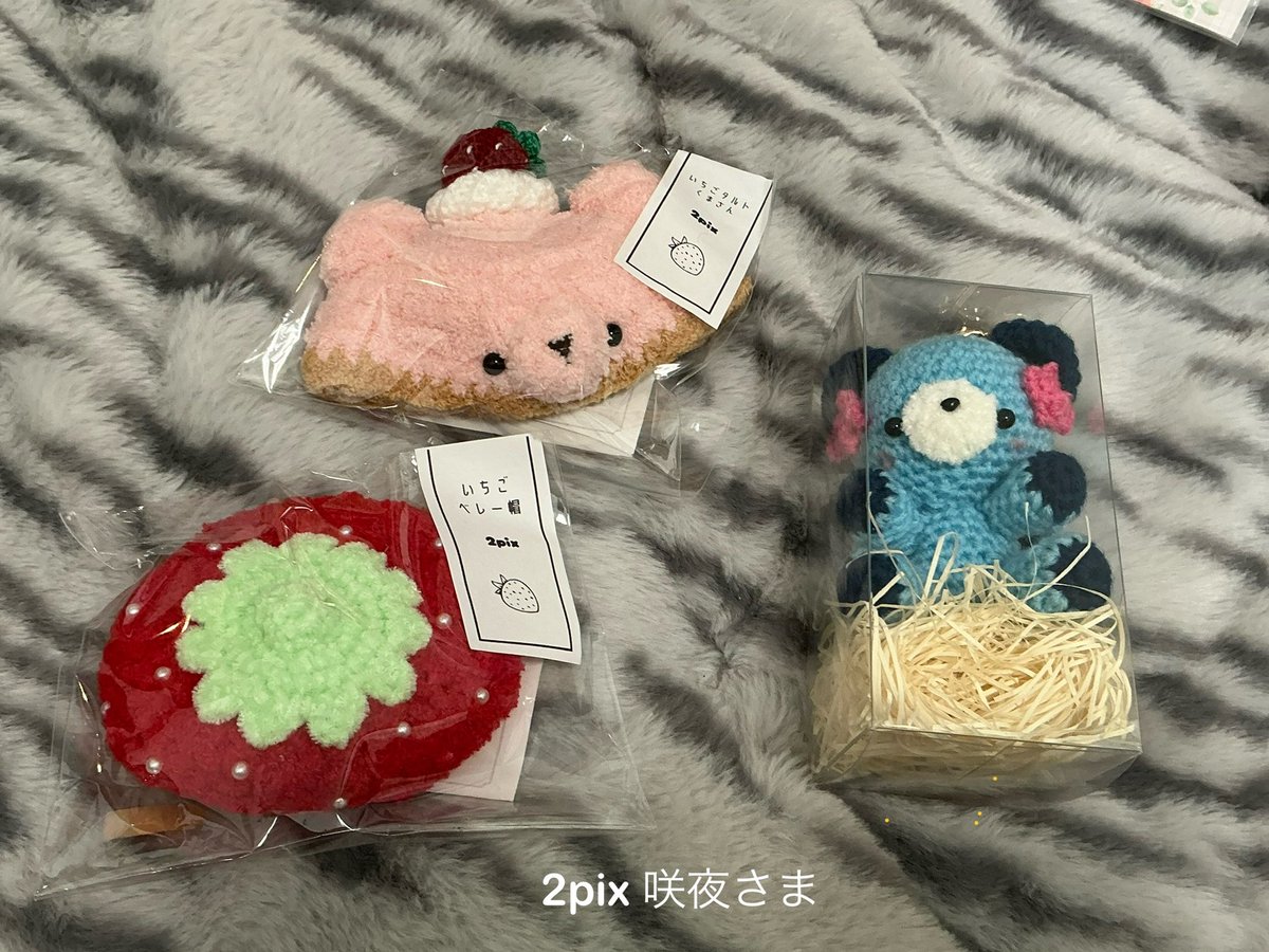 1枚目　LIMONIUMさま<a href="/Limonium8daisy/">LimoNiuM</a> 
お渡し袋含めて、いちご🍓好きにはたまりません！！
めっちゃ可愛くてどちらも一目惚れでした🤩
支えいらないくらいに綺麗に広がる👗、背中側の縫製大好きです

2枚目　2pix 咲夜さま＠2pix_nui 
　感想書ききれないので、寸劇にてお礼失礼致しました🥹🙏