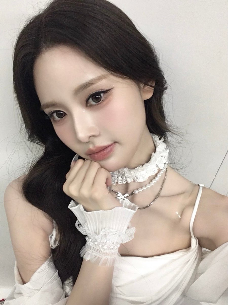 jeemixn's tweet photo. ㅤㅤㅤ
           💭꯭۫ㅤ   ১ ㅤ⊹
           "𝑀𝑎𝑑𝑒𝑚𝑜𝑖𝑠𝑒𝑙𝑙𝑒 𝑖𝑠 𝑎 𝑓𝑎𝑖𝑟𝑦,"  𝗁𝖾  𝗌𝖺𝗂𝖽,
           𝗐𝗁𝗂𝗌𝗉𝖾𝗋𝗂𝗇𝗀  𝗆𝗒𝗌𝗍𝖾𝗋𝗂𝗈𝗎𝗌𝗅𝗒.
                      ──   𝘾𝙝𝙖𝙧𝙡𝙤𝙩𝙩𝙚  𝘽𝙧𝙤𝙣𝙩𝙚  .☘︎˙ ̟
ㅤ https://t.co/6LDD5qcCna