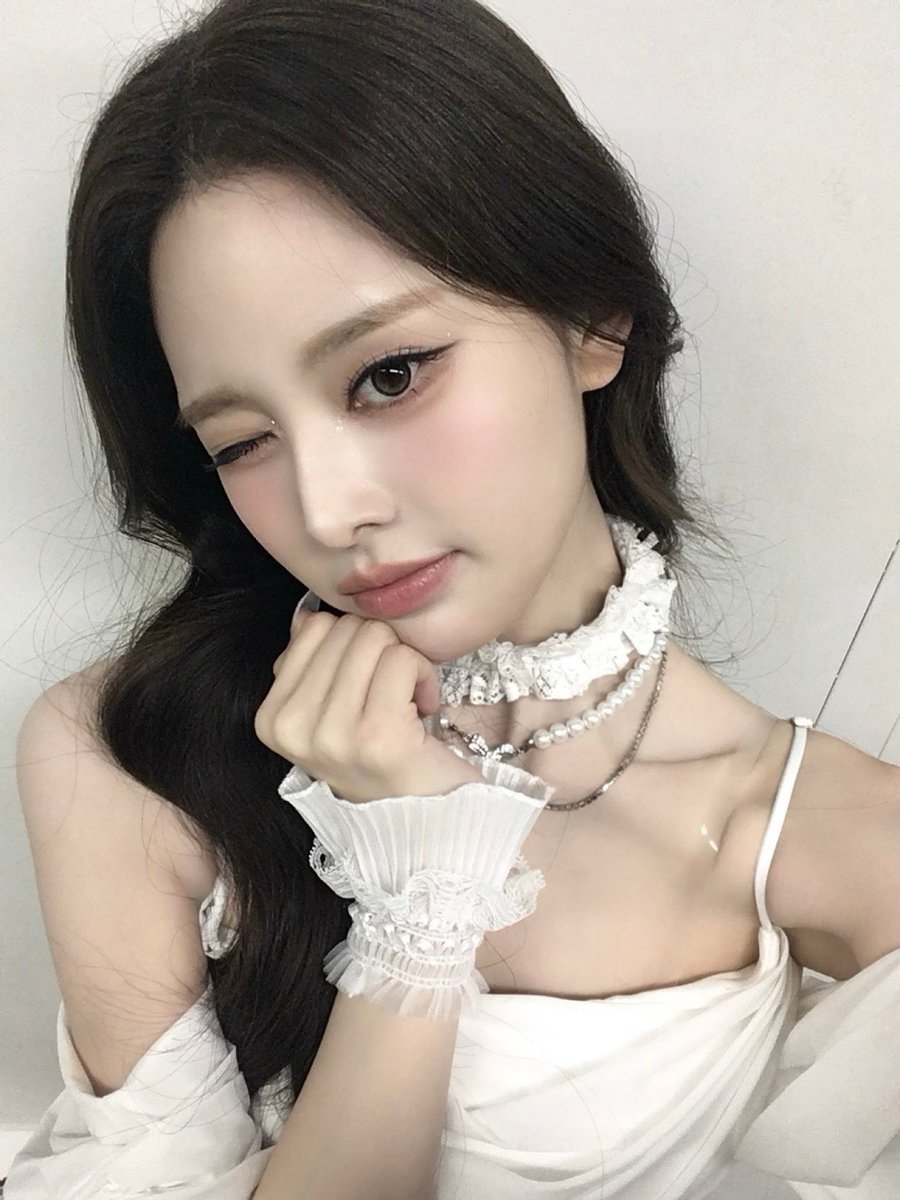 jeemixn's tweet photo. ㅤㅤㅤ
           💭꯭۫ㅤ   ১ ㅤ⊹
           "𝑀𝑎𝑑𝑒𝑚𝑜𝑖𝑠𝑒𝑙𝑙𝑒 𝑖𝑠 𝑎 𝑓𝑎𝑖𝑟𝑦,"  𝗁𝖾  𝗌𝖺𝗂𝖽,
           𝗐𝗁𝗂𝗌𝗉𝖾𝗋𝗂𝗇𝗀  𝗆𝗒𝗌𝗍𝖾𝗋𝗂𝗈𝗎𝗌𝗅𝗒.
                      ──   𝘾𝙝𝙖𝙧𝙡𝙤𝙩𝙩𝙚  𝘽𝙧𝙤𝙣𝙩𝙚  .☘︎˙ ̟
ㅤ https://t.co/6LDD5qcCna