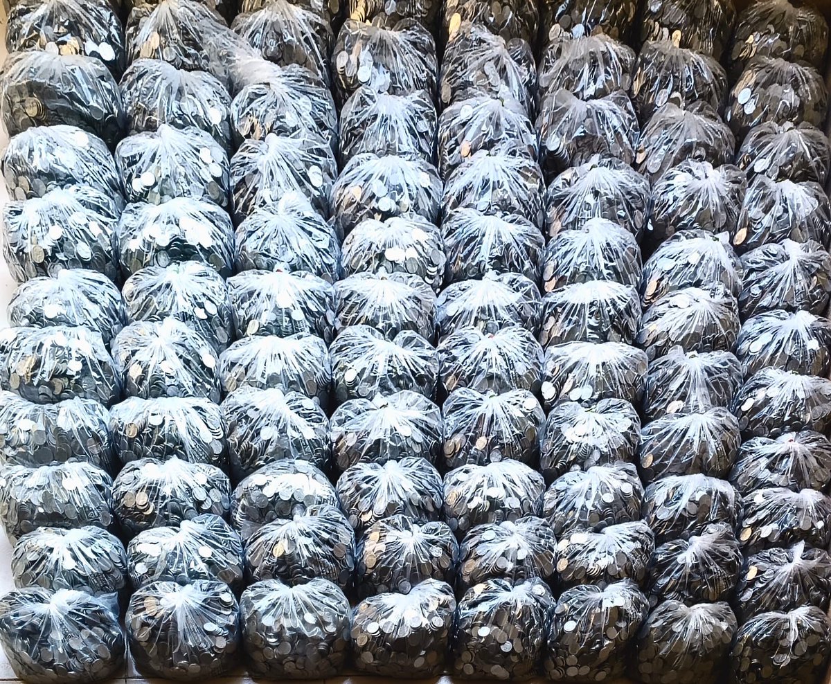 HighRangeBOR's tweet photo. LONGEST MOSAIC INDIAN FLAG IMAGE MADE
WITH 25 PAISE COINS
Thimmapuram Suresh Reddy
The record for the Longest Mosaic Indian Flag Image Made with 25 Paise Coins was achieved by Thimmapuram Suresh Reddy (aged 53 years and 7 months) from
Tirupati, Andhra Pradesh, India. #longest https://t.co/MzCg7eTA8N