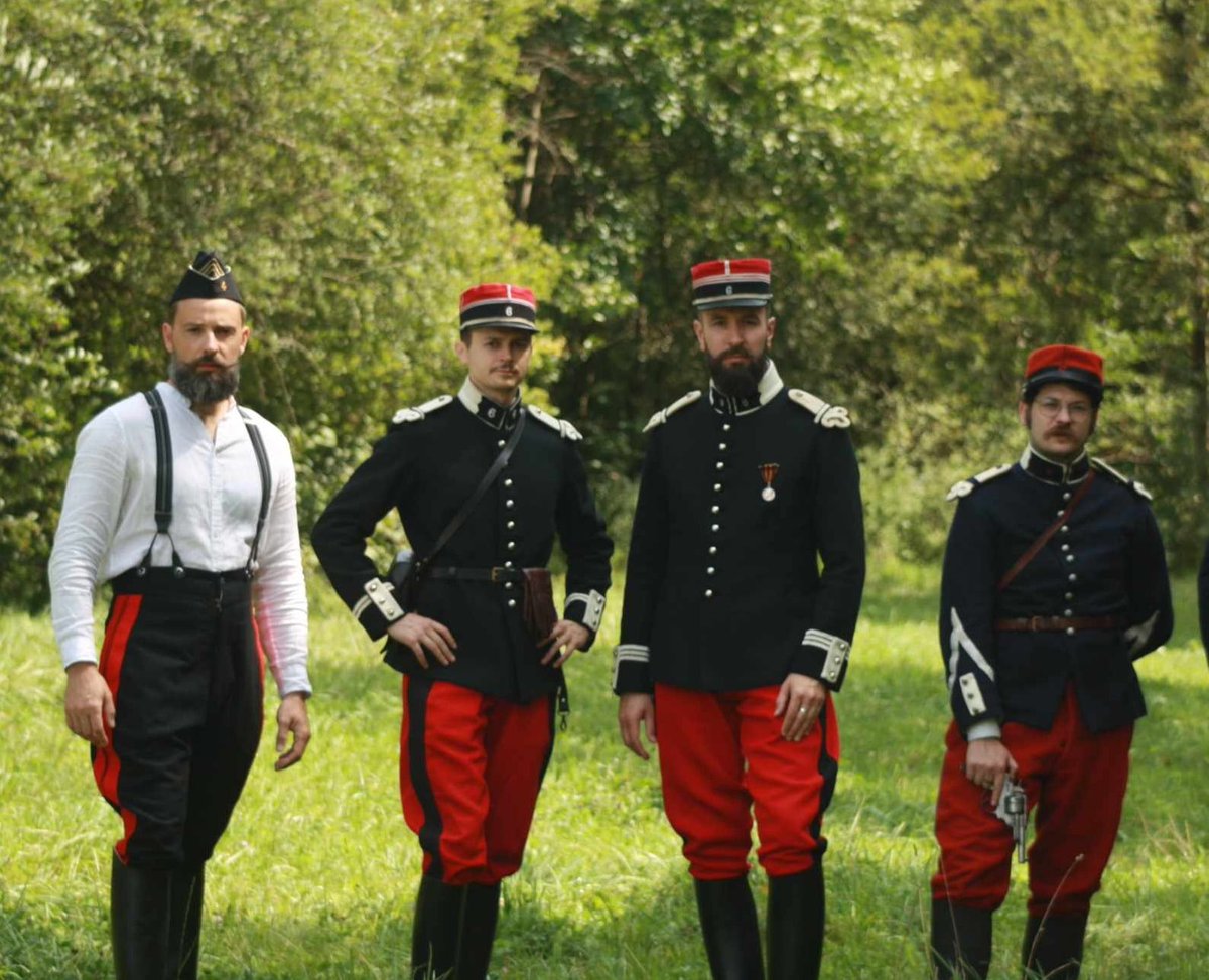 PANTALON ROUGE tweet media