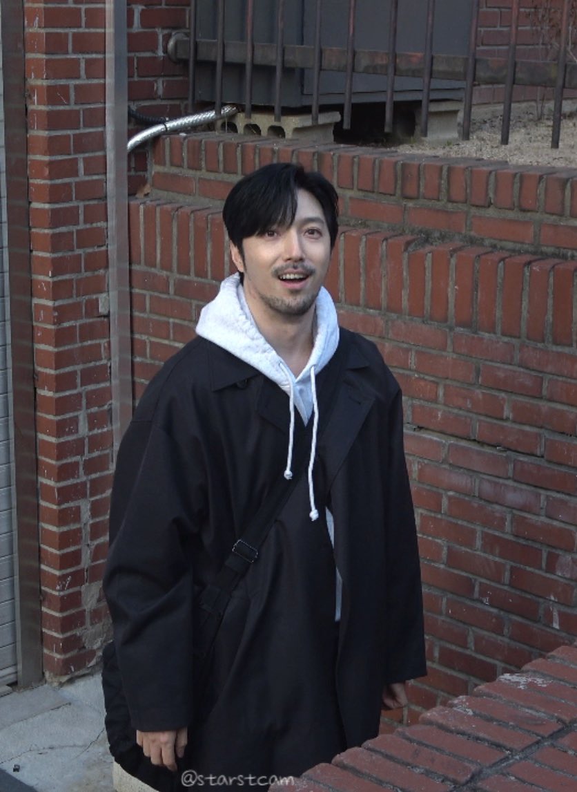 아니 이거 구도가 너무
폭룡적인 귀여움임<..
생각해봐 우리가 임별을 내려다볼 일이 잇겟냐고요
나 찍으면서 속으로 우와이구도진짜신기하다<
가방메고 ㄹㅇ 얼딩처럼 보는게 개귀엽음 ㅜㅜ