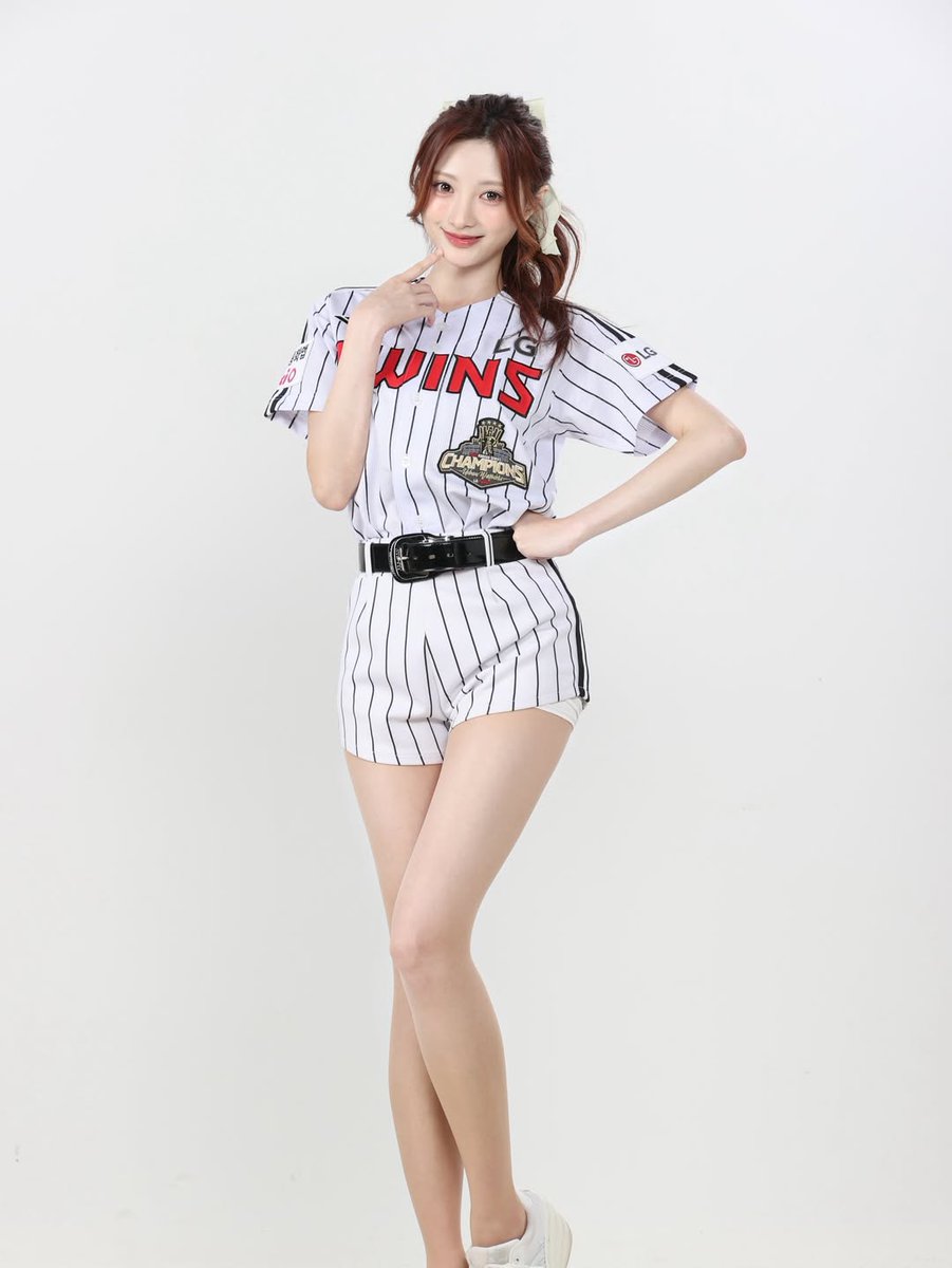 ILY:1's Rona has revealed that she will be active as a cheerleader for baseball team LG Twins!