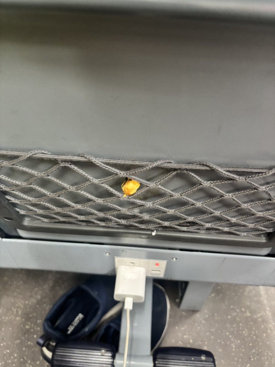 pankajbel's tweet photo. @indianrailway__ @RailMinIndia 
I am travelling from Ayodhya Cantt to Anand Vihar Delhi right now by Vande Bharat 222425. PNR-2732316377
The train arrived late  and was scheduled to leave at 3.55 pm . The coaches remained closed till. 4.15 pm for cleaning  to get dirty seats https://t.co/aLemsE757k