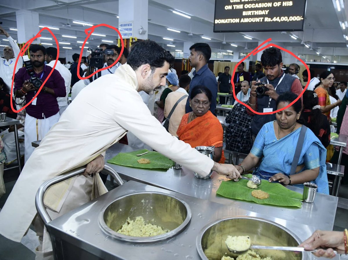 VoicesOfAndhra's tweet photo. #PRStunts
తిరుమలకి వెళ్లి అన్నప్రసాదం వడ్డించడం అంటే చాలా మంచిదే.
కానీ చుట్టూ ఆ కెమెరాలు ఏంటి?
దేవుడి సన్నిధిలో కూడా PR స్టంట్స్ ఏంటి రా గూట్లే ? https://t.co/McJ4PG96Ga