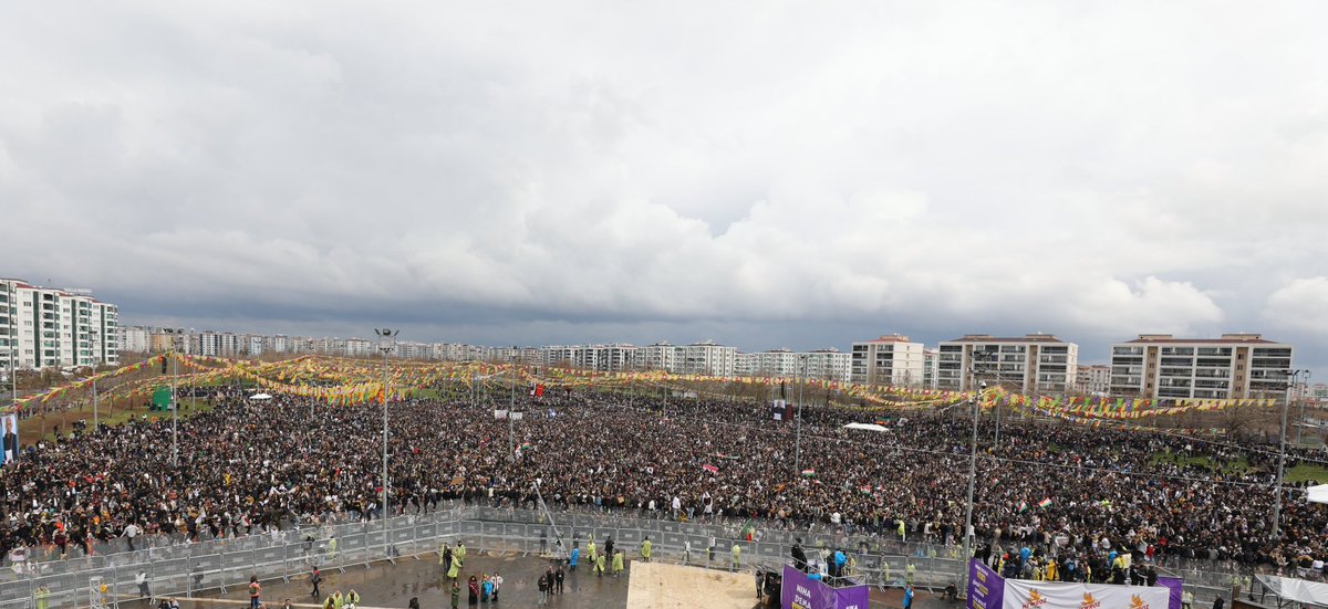 Newroz pîroz be!

Diyarbakır'da Newroz kutlanıyor. Newroz; zulme, baskıya ve haksızlığa karşı direnişin; özgürlüğe ve barışa duyulan umudun simgesidir. Bu topraklarda farklı kimliklerimizle, dillerimizle ve kültürlerimizle aynı ateşin etrafında buluştuğumuz; dayanışmayı ve