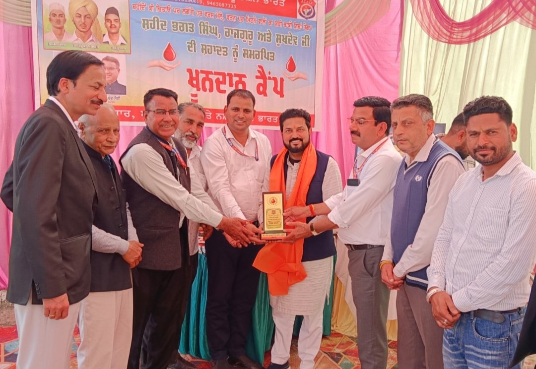 AAPkaMukaari's tweet image. ਸ਼ਹੀਦ-ਏ-ਆਜ਼ਮ ਸ੍ਰ. ਭਗਤ ਸਿੰਘ, ਰਾਜਗੁਰੂ ਤੇ ਸੁਖਦੇਵ ਜੀ ਦੀ ਪਵਿੱਤਰ ਯਾਦ ਨੂੰ ਨਮਨ ਕਰਦੇ ਹੋਏ 
"ਐਂਟੀ ਕਰੱਪਸ਼ਨ ਐਂਟੀ ਕ੍ਰਾਈਮ ਫਾਊਂਡੇਸ਼ਨ ਭਾਰਤ" ਦੀ ਪੰਜਾਬ ਇਕਾਈ ਵੱਲੋ ਹਲਕਾ ਰੋਪੜ ਦੇ ਪਿੰਡ ਅਬਿਆਣਾ ਵਿਖੇ ਲਗਾਏ ਗਏ ਪਹਿਲੇ ਖੂਨਦਾਨ ਕੈਂਪ ਵਿੱਚ ਸ਼ਿਰਕਤ ਕੀਤੀ।
#anticorruption #anticrime