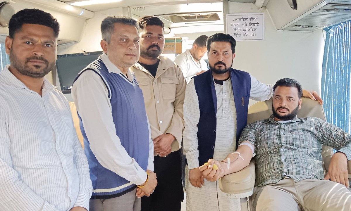 AAPkaMukaari's tweet image. ਸ਼ਹੀਦ-ਏ-ਆਜ਼ਮ ਸ੍ਰ. ਭਗਤ ਸਿੰਘ, ਰਾਜਗੁਰੂ ਤੇ ਸੁਖਦੇਵ ਜੀ ਦੀ ਪਵਿੱਤਰ ਯਾਦ ਨੂੰ ਨਮਨ ਕਰਦੇ ਹੋਏ 
"ਐਂਟੀ ਕਰੱਪਸ਼ਨ ਐਂਟੀ ਕ੍ਰਾਈਮ ਫਾਊਂਡੇਸ਼ਨ ਭਾਰਤ" ਦੀ ਪੰਜਾਬ ਇਕਾਈ ਵੱਲੋ ਹਲਕਾ ਰੋਪੜ ਦੇ ਪਿੰਡ ਅਬਿਆਣਾ ਵਿਖੇ ਲਗਾਏ ਗਏ ਪਹਿਲੇ ਖੂਨਦਾਨ ਕੈਂਪ ਵਿੱਚ ਸ਼ਿਰਕਤ ਕੀਤੀ।
#anticorruption #anticrime