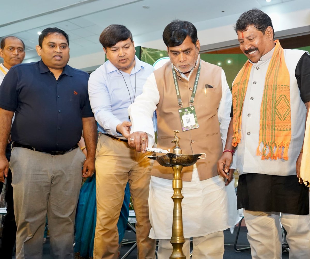 ramkripalmp's tweet image. 📍पटना (ज्ञान भवन)
आज “बिहार नर्सरी एवं ग्रीन टेक्नोलॉजी कॉन्क्लेव 2026” का उद्घाटन मा. विधान सभा अध्यक्ष डॉ. प्रेम कुमार जी के साथ किया। यह बिहार का पहली ऐसी पहल है, जिसमें बागवानी, नर्सरी और आधुनिक कृषि तकनीकें एक साथ जुड़कर खेती को नई दिशा दे रही हैं। 
#Bihar #GreenTechnology