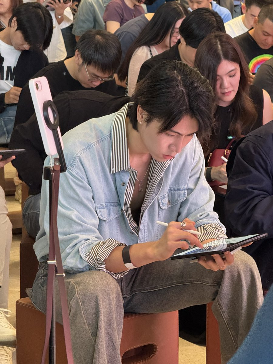beartai's tweet photo. วันนี้ BT beartai มาแอบดูหนุ่ม ๆ วาดรูปกันที่งาน Apple 50 Years of Thinking Different ครับ 🧐
#Apple50Years #AppleStoreICONSIAM #ICONSIAM #XXSIVK #PorscheSivakorn #jjaypf https://t.co/CGTY7M2fQp