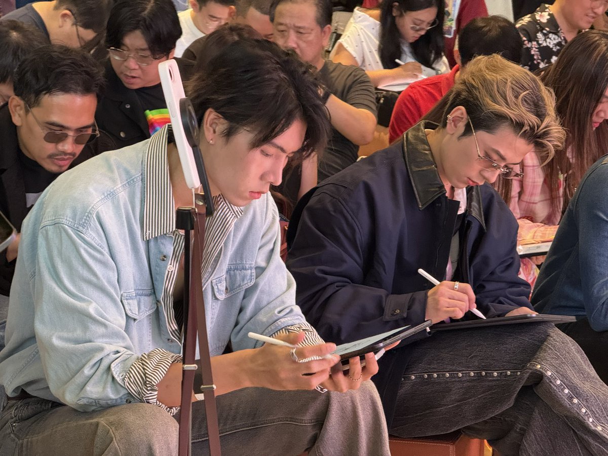 beartai's tweet photo. วันนี้ BT beartai มาแอบดูหนุ่ม ๆ วาดรูปกันที่งาน Apple 50 Years of Thinking Different ครับ 🧐
#Apple50Years #AppleStoreICONSIAM #ICONSIAM #XXSIVK #PorscheSivakorn #jjaypf https://t.co/CGTY7M2fQp