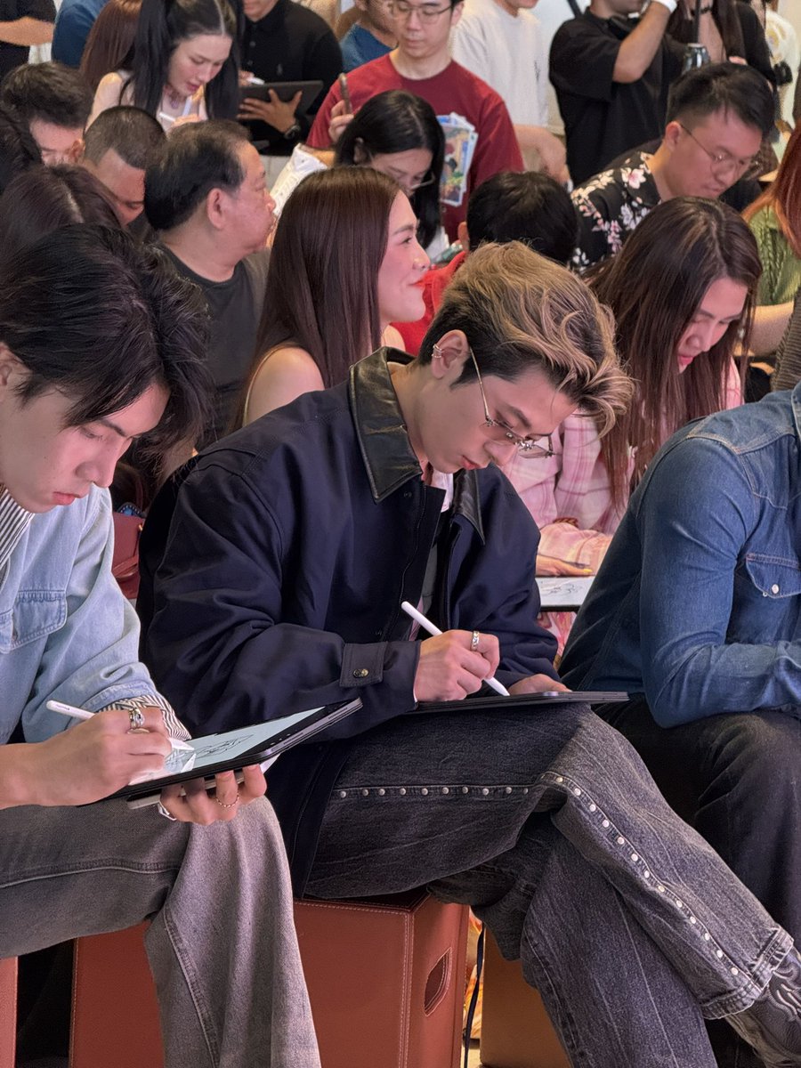 beartai's tweet photo. วันนี้ BT beartai มาแอบดูหนุ่ม ๆ วาดรูปกันที่งาน Apple 50 Years of Thinking Different ครับ 🧐
#Apple50Years #AppleStoreICONSIAM #ICONSIAM #XXSIVK #PorscheSivakorn #jjaypf https://t.co/CGTY7M2fQp