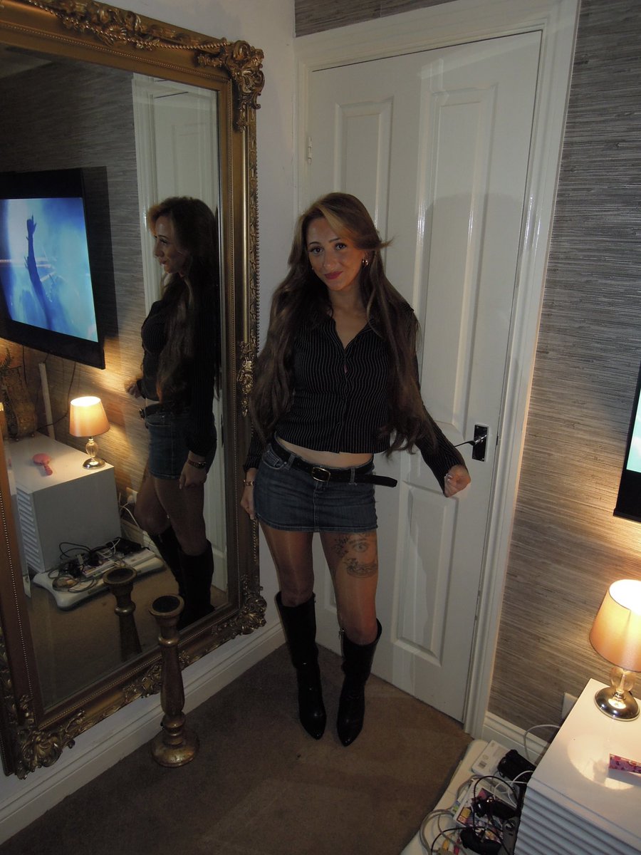 ObeyAlexina's tweet photo. nylons and leather boots. that’s all I need to say and you become triggered. https://t.co/oeyT4CHDuB